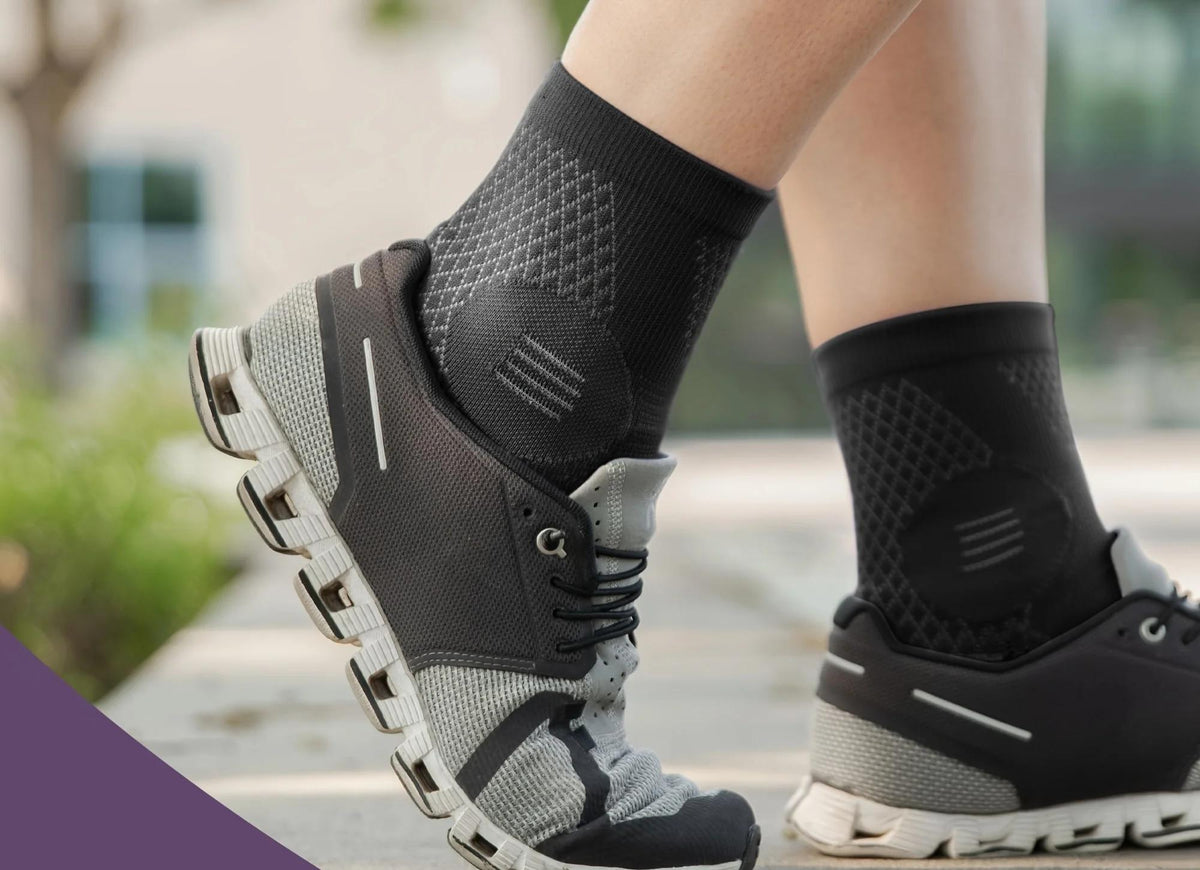 Chaussette de compression portée en extérieur avec baskets, en marchant