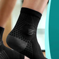 Chaussette de compression noire vue de dos, gros plan sur le renfort de cheville