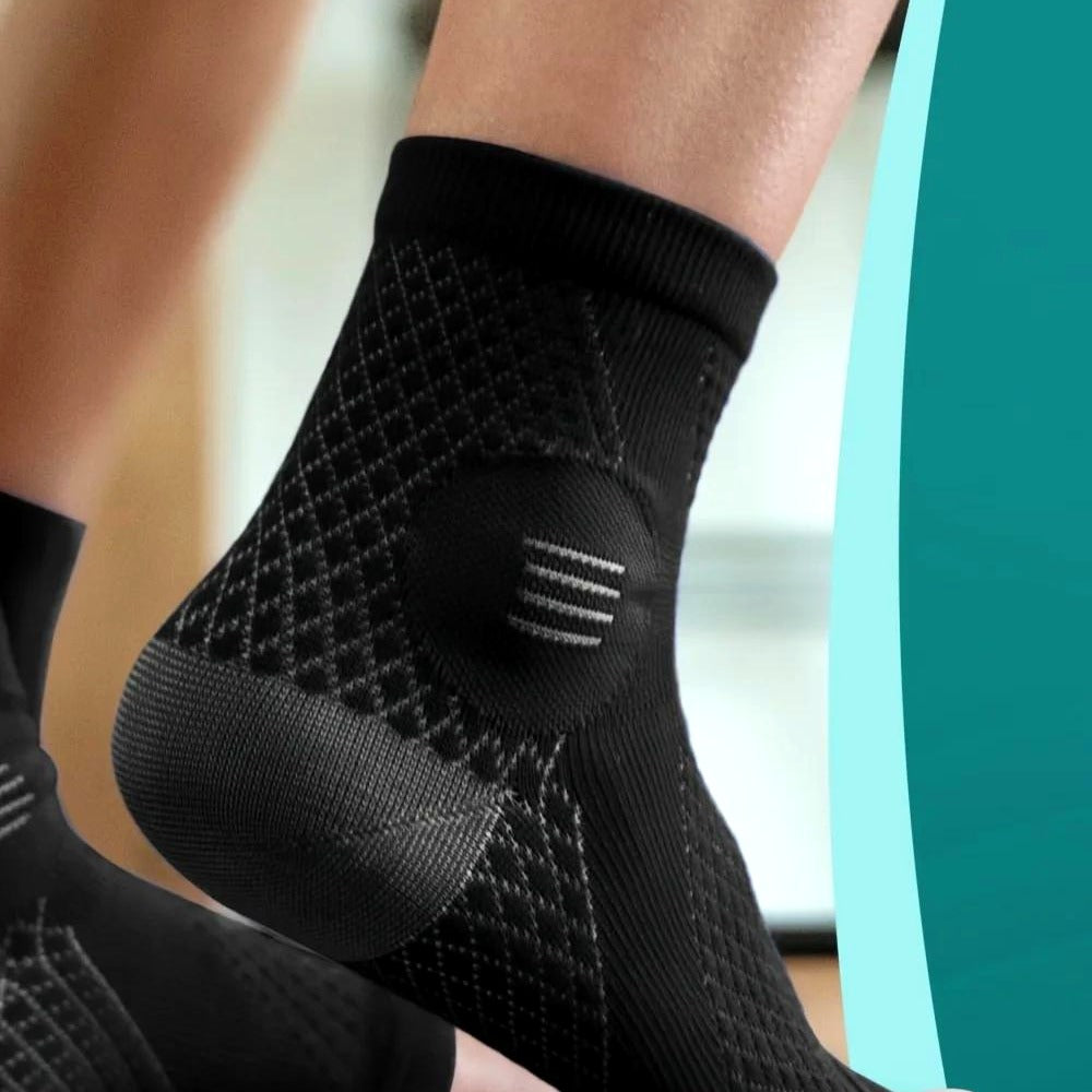 Chaussette de compression noire vue de dos, gros plan sur le renfort de cheville