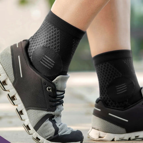 Chaussette de compression portée avec des baskets en extérieur